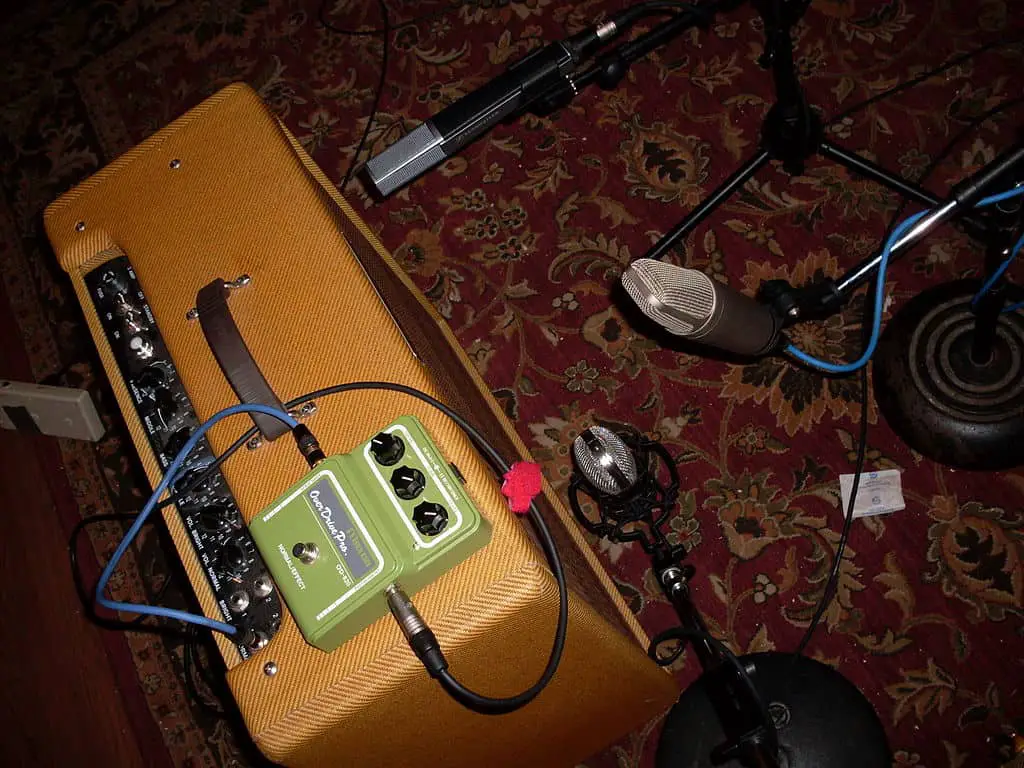 1024px Fender Bassman RI miked up with a Cascade Fat Head Sennheiser MD 441 and RODE NT1 Recording Fischer Compound Recordings January 2008 what type of microphone is best for recording electric guitar - fender bassman with microphones