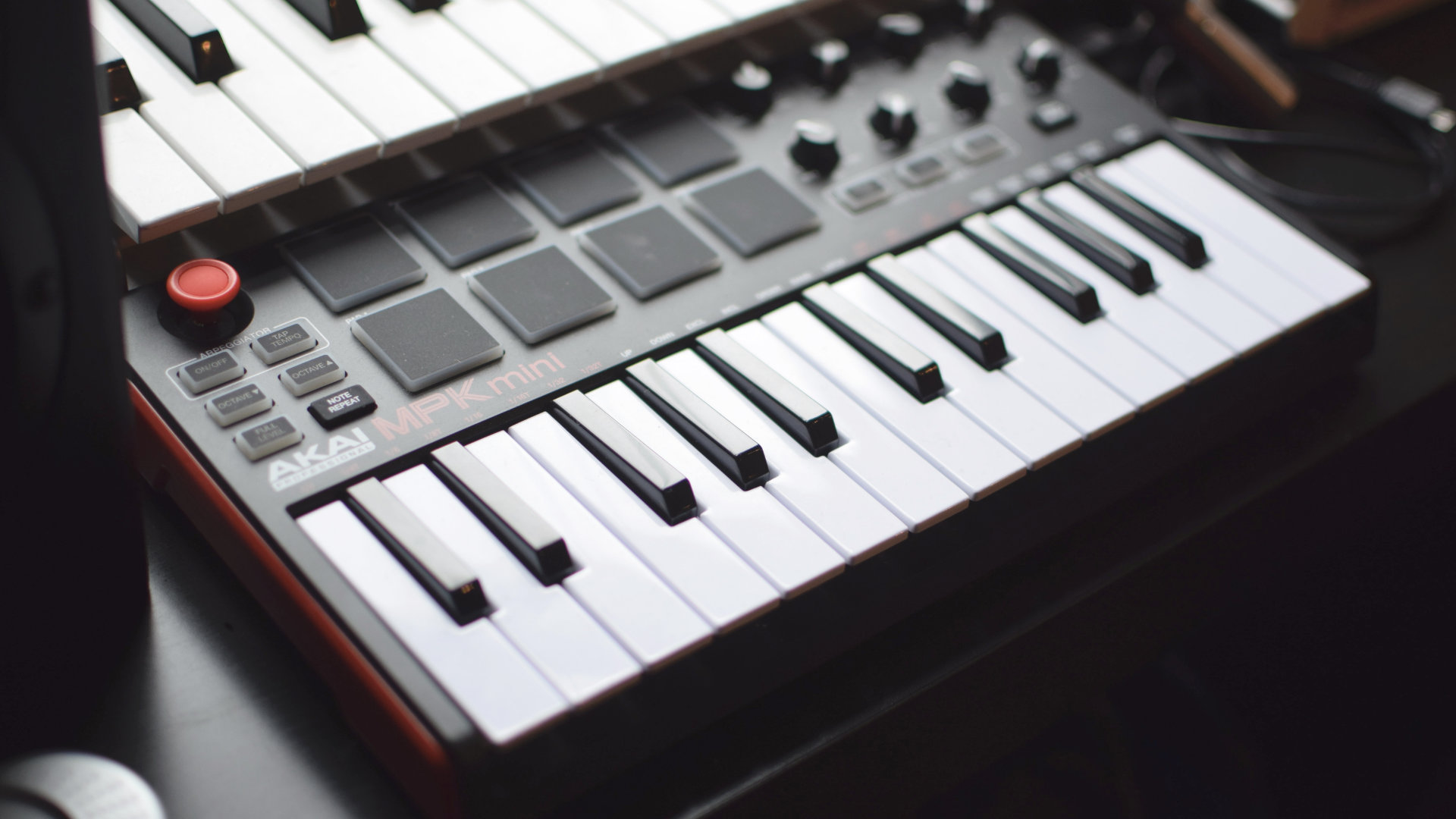 6 best usb/midi keyboard controllers for studio musicians - decibel peak
