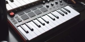 6 best usb/midi keyboard controllers for studio musicians - decibel peak