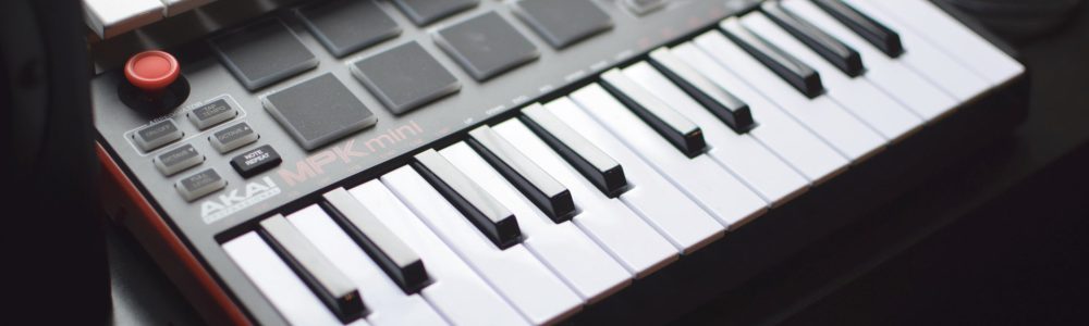 6 best usb/midi keyboard controllers for studio musicians - decibel peak